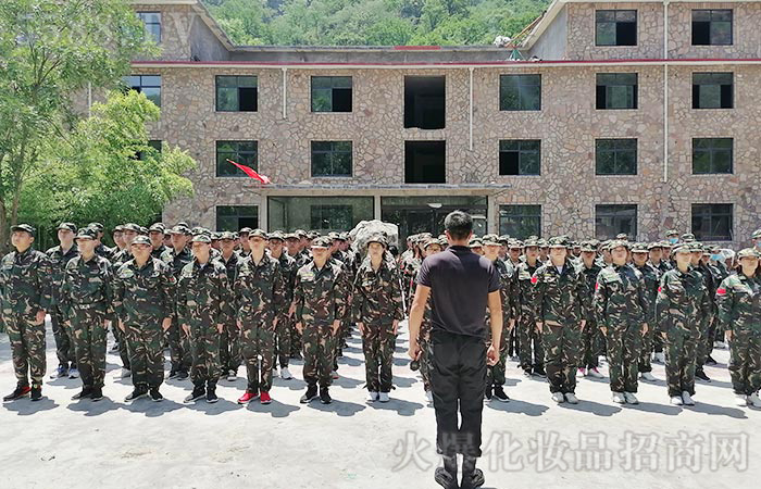 團結(jié)協(xié)作，突破自我！