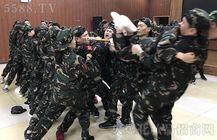 團結(jié)協(xié)作，突破自我！