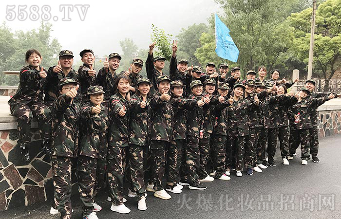 團結(jié)協(xié)作，突破自我！